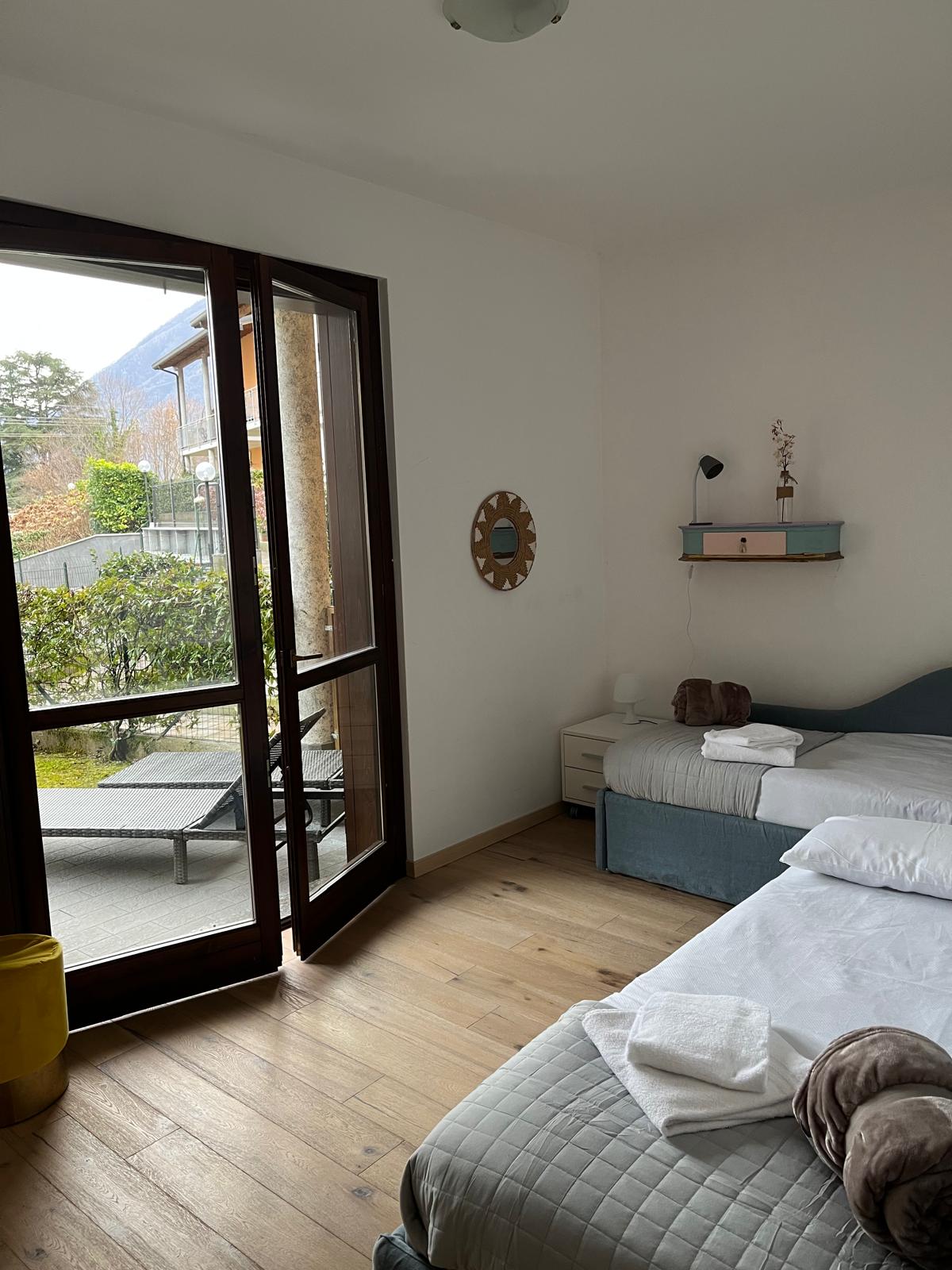 Slaapkamer in het appartement in Argegno twee eenpersoonsbedden